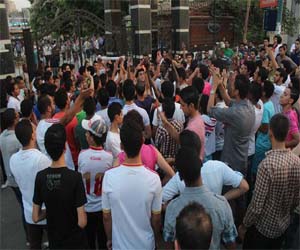   مصر اليوم - ترقب وحذر بعد تجمهر الوايت نايتس أمام استاد القاهرة قبل لقاء الزمالك وبطل أنجولا